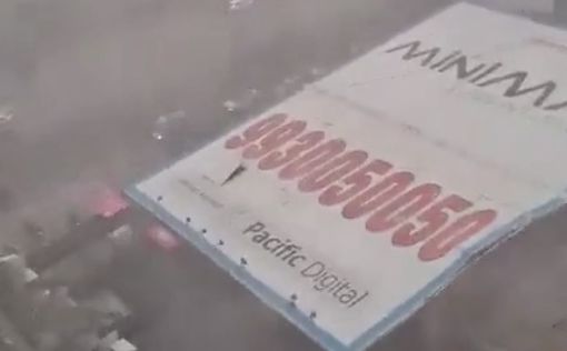 Огромный рекламный щит упал во время непогоды: есть погибшие и раненые