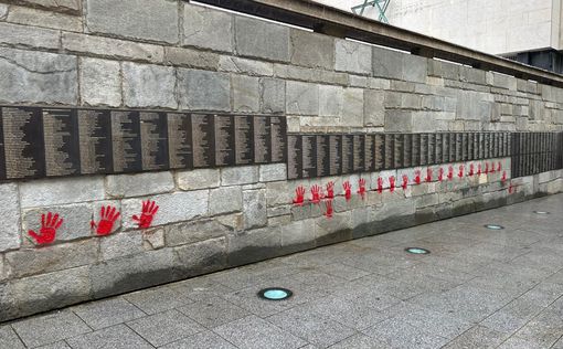 В Париже осквернен мемориал Холокоста