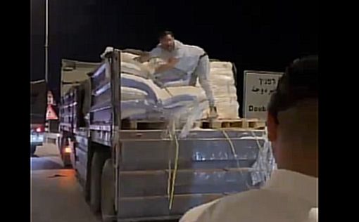 Израильтяне сбрасывают гуманитарную помощь с грузовиков направляющихся в Газу