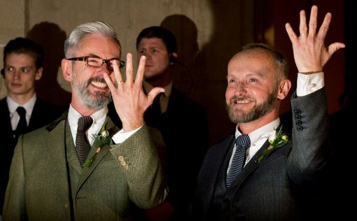 В Англии и Уэльсе вступил в силу закон о гей-браках