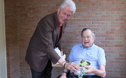 Клинтон подарил Бушу-старшему носки