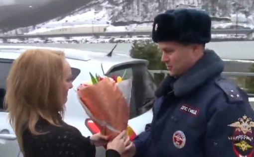 Российская полиция одарила женщин цветами к 8 марта