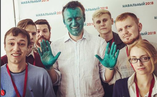 Навального в Барнауле облили зеленкой