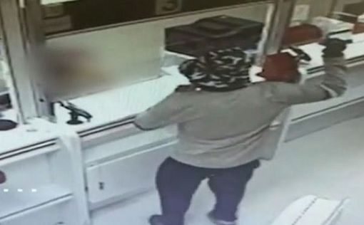 Злоумышленник ограбил два банка, вооружившись авокадо