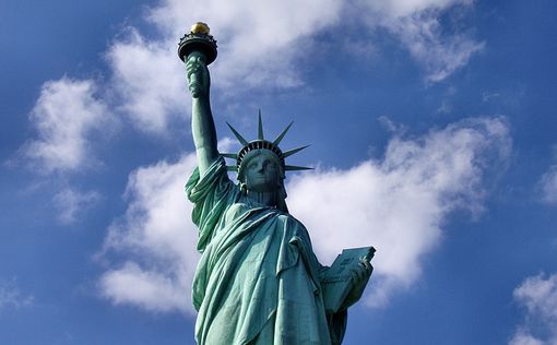 Драма в Нью-Йорке: Женщину снимают со Статуи Свободы