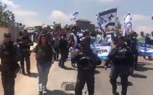 400 полицейских охраняли шествие правых в Умм эль-Фахм