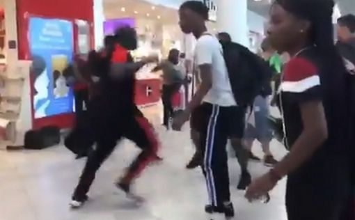 Видео: групповая драка рэпперов в терминале аэропорта Орли