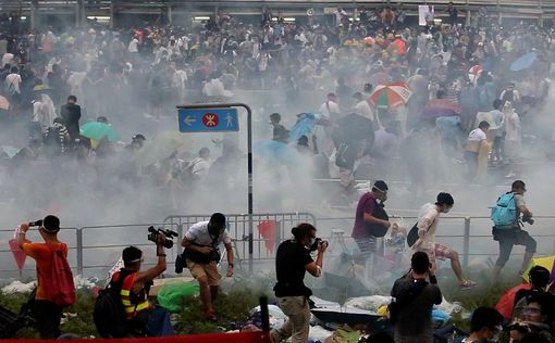 Полиция Гонконга угрожает демонстрантам водяной пушкой