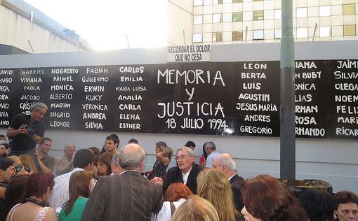Аргентина: Правительство впервые на мемориале теракта в AMIA