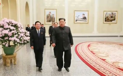 Ким Чен Ын почтил память отца в мавзолее в Пхеньяне