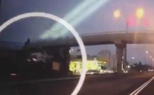 Видео: грузовик врезается в мост на шоссе №4