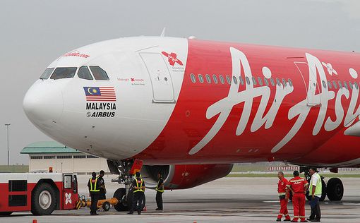 На месте крушения самолёта Air Asia обнаружено 4 объекта