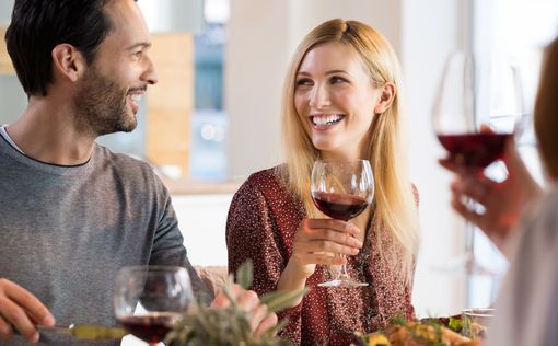 Ученые советуют парам пить алкоголь вместе