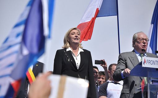 Опрос: Ле Пен лидирует в первом туре выборов во Франции