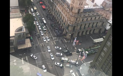 Автомобиль протаранил толпу прохожих в центре Мельбурна