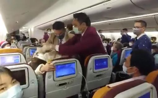 Китаянка умышленно кашляла в самолете на стюардессу