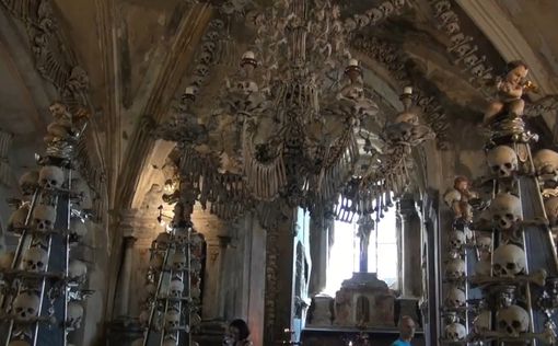 Кости и черепа: в Чехии реставрируют "замок из костей"