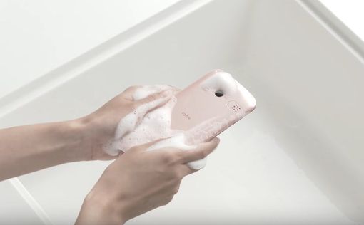 В Японии создали телефон, который можно "постирать"
