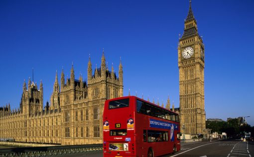 Жители Лондона подняли автобус, спасая велосипедиста