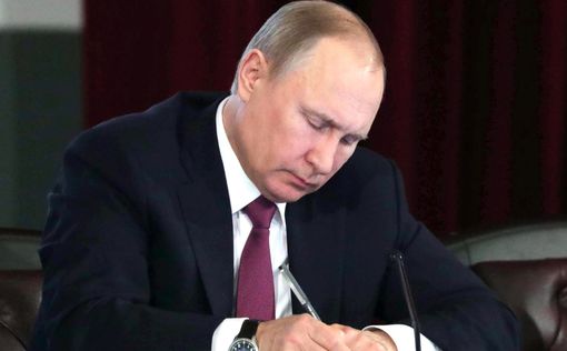 "Как курица лапой": Путин пошутил про свой почерк