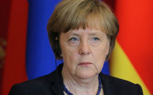 Меркель забросали помидорами