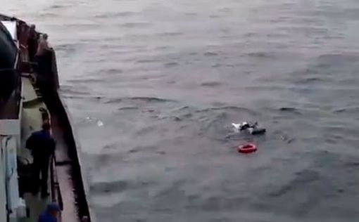 Корейский рыбак пережил океанский шторм на куске пенопласта