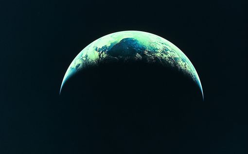 NASA показало фото Земли на фоне лунного горизонта