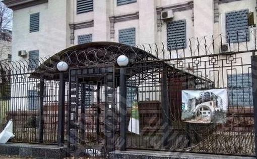 В Киеве у закрытого посольства РФ нет ни цветочка, ни свечечки