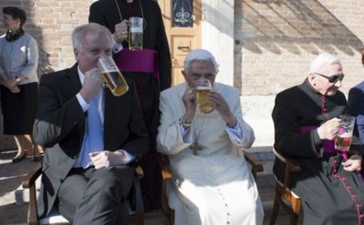 Папа Бенедикт отметил 90-летие бокалом пива