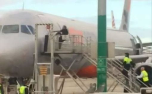 Опоздавший на рейс пассажир пытался выломать двери самолета