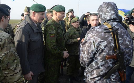 В Крыму вооруженные военные РФ захватили отдел погранслужбы