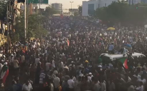 Протестующие и военные Судана сядут за стол переговоров