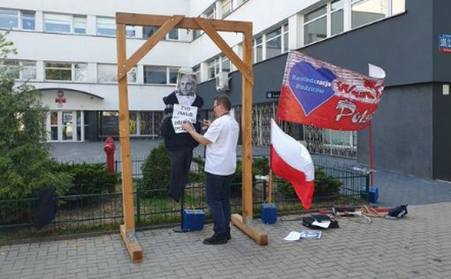 В Польше повесили чучело покойного еврейского коммуниста