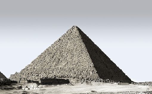 На пирамиду Хеопса вывели надпись с призывом оставаться дома