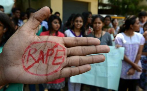В Индии толпа мужчин напала на студенток колледжа