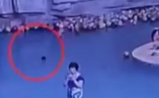 Китай: мальчик утонул в бассейне, пока его мать писала смс