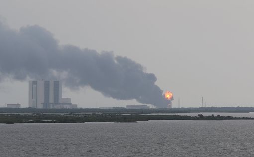 В США ракета Falcon 9 взорвалась на стартовой площадке