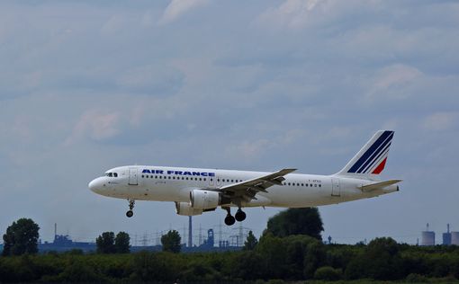 Беспилотник в Париже подрезал самолет с пассажирами