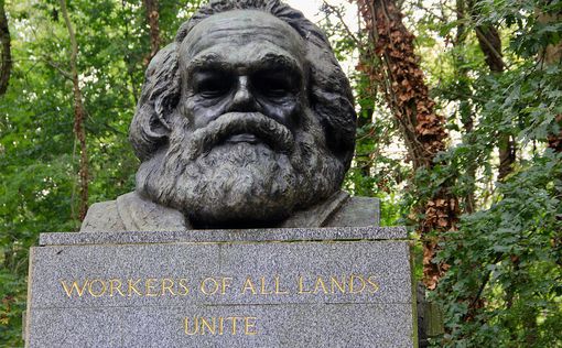 Вандалы вновь повредили могилу Карла Маркса