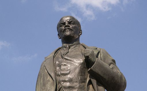В Ленинградской области "мироточит" статуя Ленина