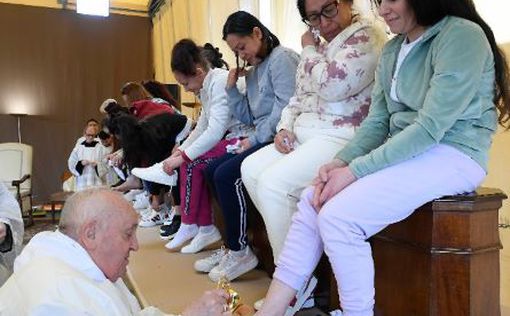 Папа Франциск омыл ноги 12 женщин-заключенных