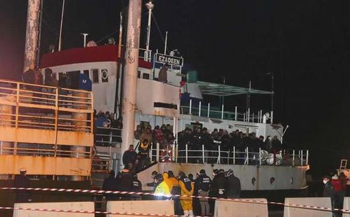 Судно с 450 беженцами на борту прибыло в Италию