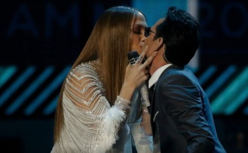 Джей Ло  поцеловала бывшего мужа на глазах у его жены