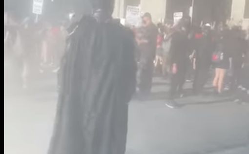 "Бэтмен" присоединился к протестующим в Филадельфии