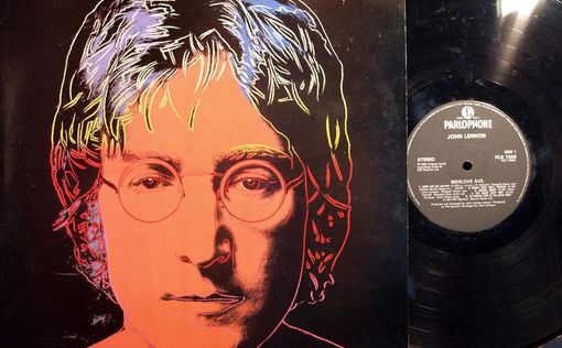 Гитару Джона Леннона продали на аукционе за $910 тысяч