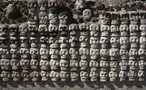 В центре Мехико нашли стену из человеческих черепов