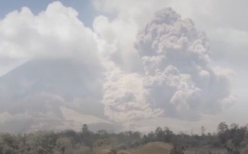 Индонезию накрыл вулканический газ: 30 пострадавших