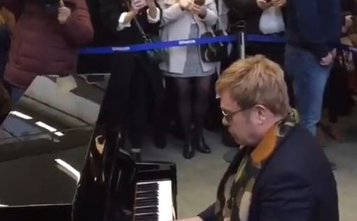 Элтон Джон дал концерт на лондонском вокзале