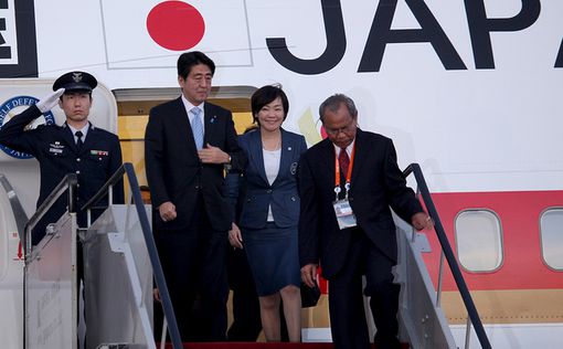 Премьер Японии летит мирить Израиль и палестинцев