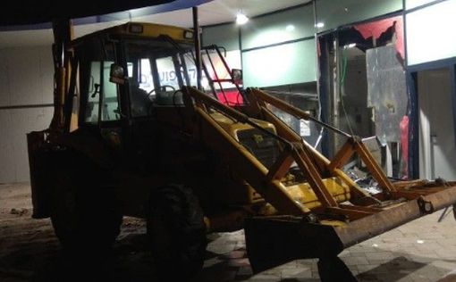 Трактор грабителей вырвал из стены банкомат с 700000 шекелей